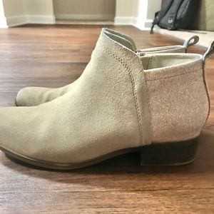 Toms boots. Good used condition.